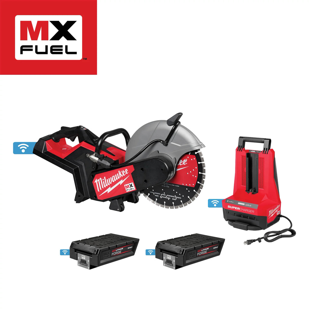Scie à béton Milwaukee MX Fuel avec deux batteries, chargeur et logo MX Fuel en haut à gauche.