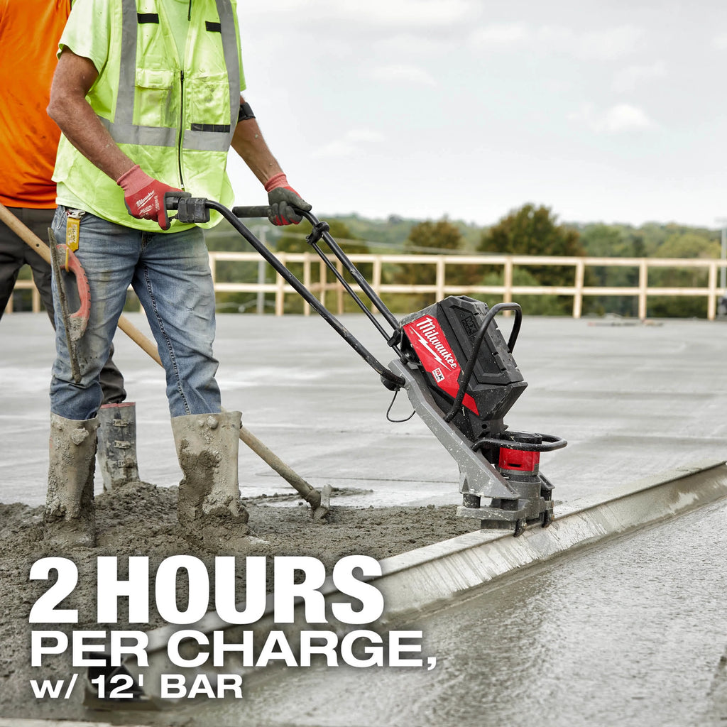 Règle vibrante à béton sans fil Milwaukee utilisée pour le nivellement de surfaces en béton.