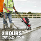 Règle vibrante à béton sans fil Milwaukee utilisée pour le nivellement de surfaces en béton.