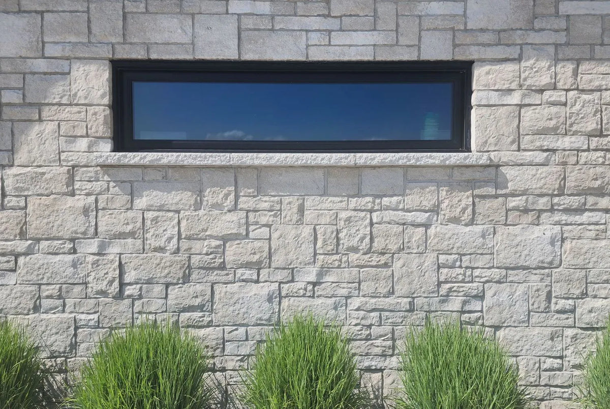 Pierre de béton architecturale Estate Stone couleur Polar, imitant la pierre naturelle.