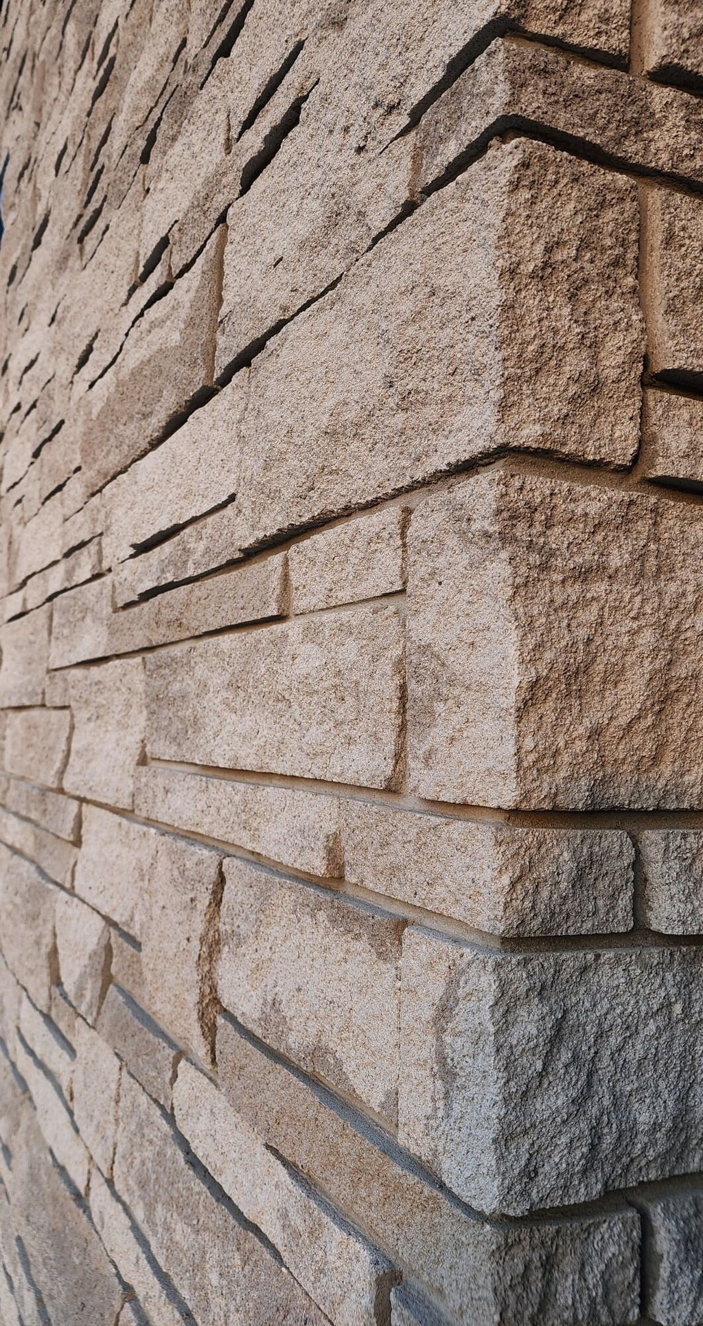 Pierre de béton architecturale grise de la collection Centra Stone, couleur Eclipse.