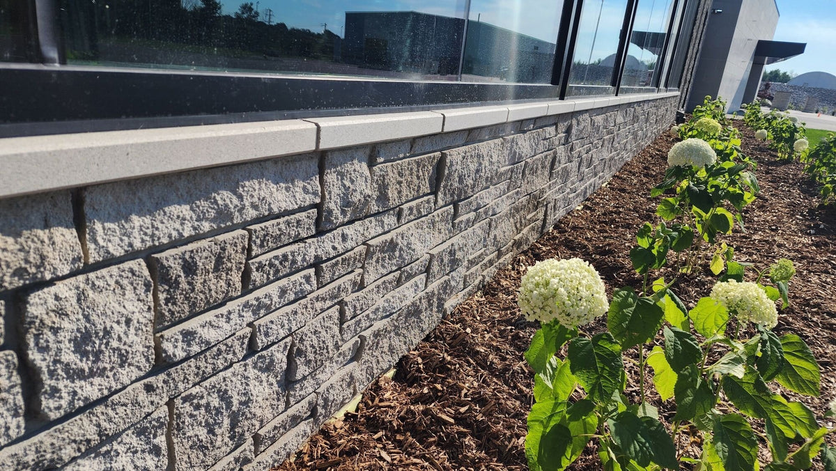 Mur en pierre grise de la collection Centra Stone, couleur Eclipse, design contemporain.