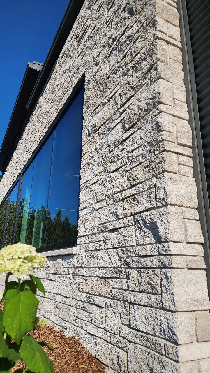 Pierre de béton architecturale grise de la collection Centra Stone, couleur Eclipse.