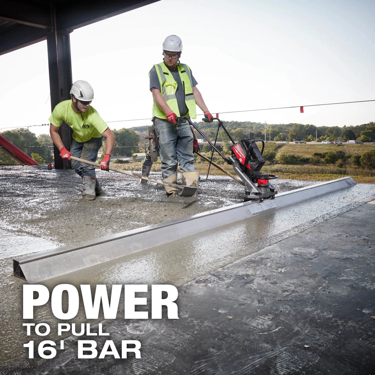 Règle vibrante à béton sans fil Milwaukee utilisée pour le nivellement de surfaces en béton.