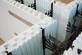 Sangle en acier galvanisé de 24 po pour soutenir les coffrages Nudura à intersections en T.