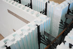 Sangle en acier galvanisé de 24 po pour soutenir les coffrages Nudura à intersections en T.