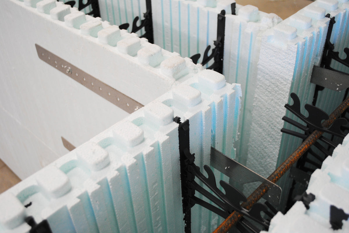Sangle en acier galvanisé de 24 po pour soutenir les coffrages Nudura à intersections en T.