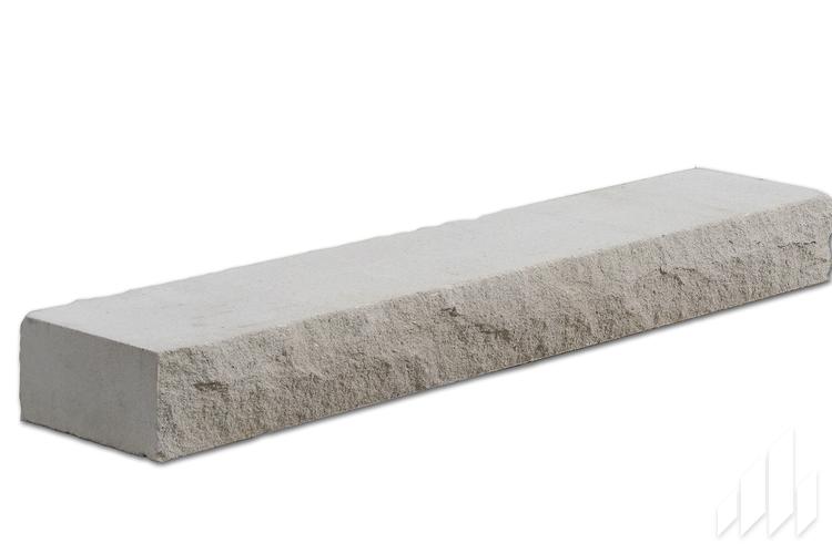 Appui de fenêtre en pierre, conçu pour diriger l'eau loin des fenêtres, finition esthétique.