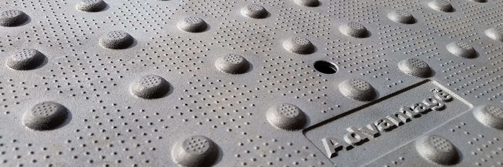 Plaque tactile en fonte pour surface d’avertissement, conçue pour être encastrée dans le béton.