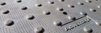 Plaque tactile en fonte pour surface d’avertissement, conçue pour être encastrée dans le béton.