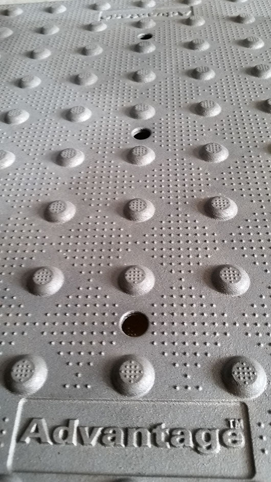 Plaque tactile en fonte pour surface d’avertissement, conçue pour être encastrée dans le béton.