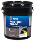 Seau noir de 18,9 litres de produit d'étanchéité Aqua-Bloc 770-06, avec étiquette bleue et jaune, pour application par raclage ou pulvérisation.