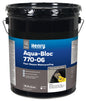 Seau noir de 18,9 litres de produit d'étanchéité Aqua-Bloc 770-06, avec étiquette bleue et jaune, pour application par raclage ou pulvérisation.