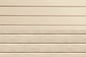 Revêtement en aluminium avec profilé texturé rappelant le bois naturel.