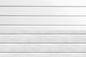 Revêtement en aluminium texturé imitant le bois, disposé horizontalement.