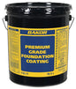 Seau noir de 18,9 L avec étiquette jaune et bleue, contenant un revêtement de fondation de qualité supérieure.