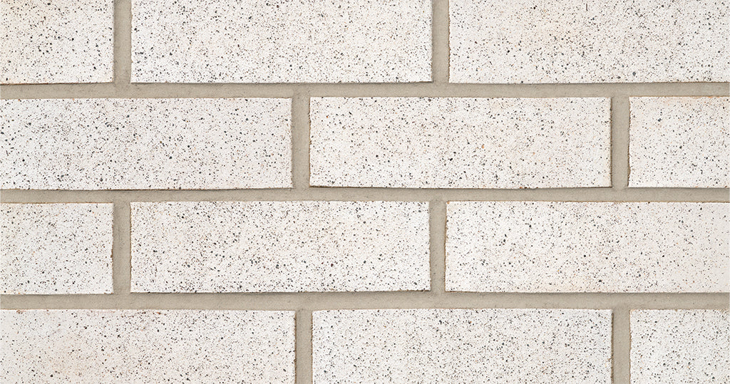 Mur de briques blanches avec des joints en ciment, texture lisse et légère variation de couleur.
