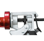 Pistolet à calfeutrer rouge et argent, conçu pour appliquer des matériaux durs, avec une poignée rotative.