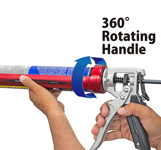 Pistolet à calfeutrer avec poignée rotative à 360°, main tenant l'outil, tube de calfeutrage visible.
