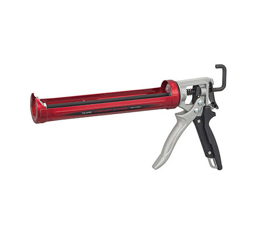 Pistolet à calfeutrage rouge et argent, conçu pour appliquer des tubes de calfeutrage, avec une poignée ergonomique.