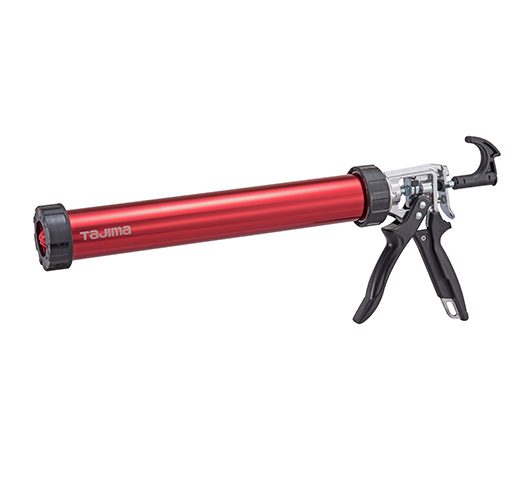 Pistolet à calfeutrer en métal rouge avec poignée noire, conçu pour appliquer des mastics et des adhésifs.
