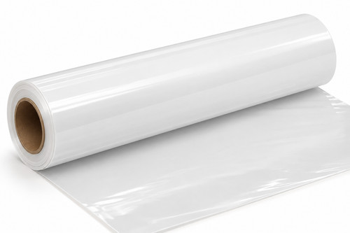 Rouleau de film plastique transparent, enroulé sur un tube en carton, avec une partie déroulée sur une surface blanche.