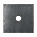 Plaque métallique carrée de couleur gris foncé avec un trou central, surface lisse et finition brute.