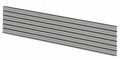 Profilé en métal ondulé argenté, long et rectangulaire, avec des rainures parallèles sur la surface.