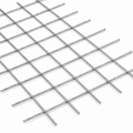 Grille en métal en treillis, finition argentée, avec des mailles carrées, vue de dessus sur fond blanc.