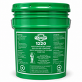 Seau vert de 19 litres contenant un agent de durcissement et de scellement à base d'eau, étiqueté W.R. Meadows 1220.