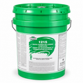 Seau vert de 19 litres contenant un agent de durcissement pigmenté blanc, avec étiquette informative sur le produit.