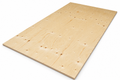 Panneau de contreplaqué en bois clair, surface lisse avec des nœuds visibles, posé à plat sur un fond blanc.