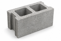 Bloc de béton gris avec deux cavités, conçu pour la construction avec résistance au feu de 2 heures et humidité contrôlée.