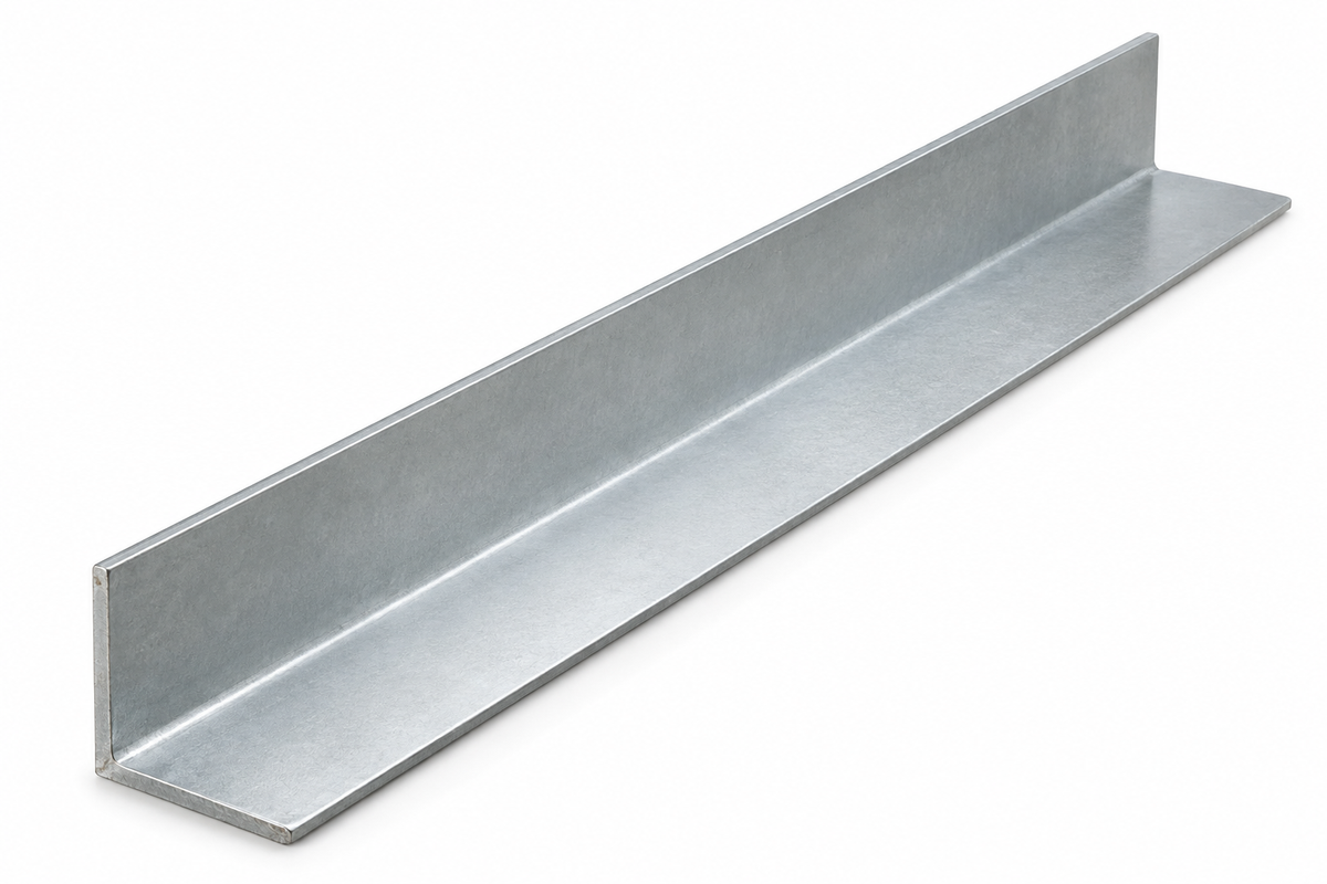 Profilé en acier galvanisé, long et plat, avec des bords droits, sur fond blanc.