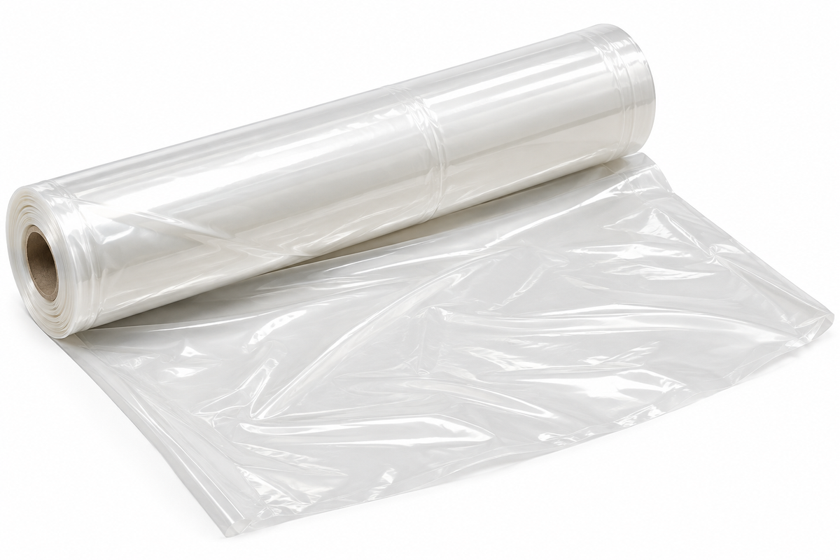 Rouleau de film plastique transparent, avec une partie déroulée montrant la texture lisse et brillante.