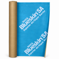 Membrane de barrière à air/vapeur bleue, enroulée sur un rouleau avec un fond brun.