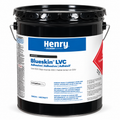 Seau noir de 4,5 gallons d'adhésif Henry Blueskin LVC, avec étiquette de sécurité et avertissements.
