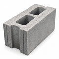 Bloc de béton gris plein à 80%, surface rugueuse, conçu pour la construction avec résistance au feu de 2 heures.