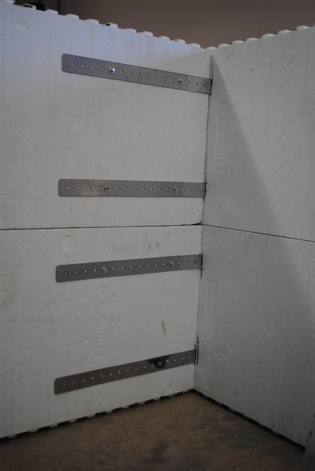 Sangle en acier galvanisé de 24 po pour soutenir les coffrages Nudura à intersections en T.