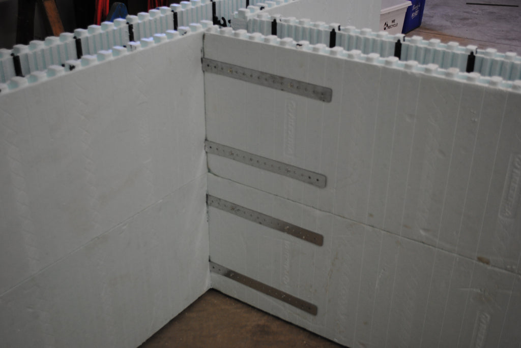 Sangle en acier galvanisé de 24 po pour soutenir les coffrages Nudura à intersections en T.