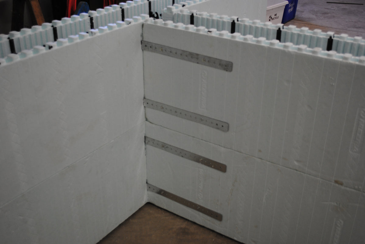 Sangle en acier galvanisé de 24 po pour soutenir les coffrages Nudura à intersections en T.