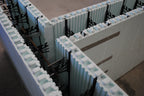Sangle en acier galvanisé de 24 po pour soutenir les coffrages Nudura à intersections en T.