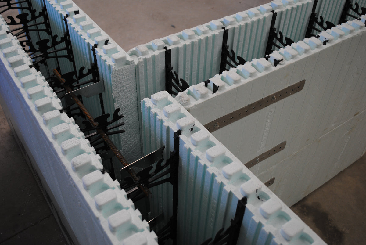 Sangle en acier galvanisé de 24 po pour soutenir les coffrages Nudura à intersections en T.
