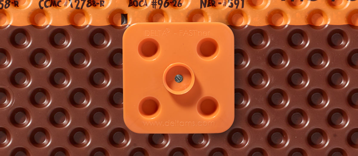 Dispositif de fixation à crampons multiples DELTA-FAST'ner, couleur orange, conçu pour fixer les membranes DELTA aux murs de fondation.