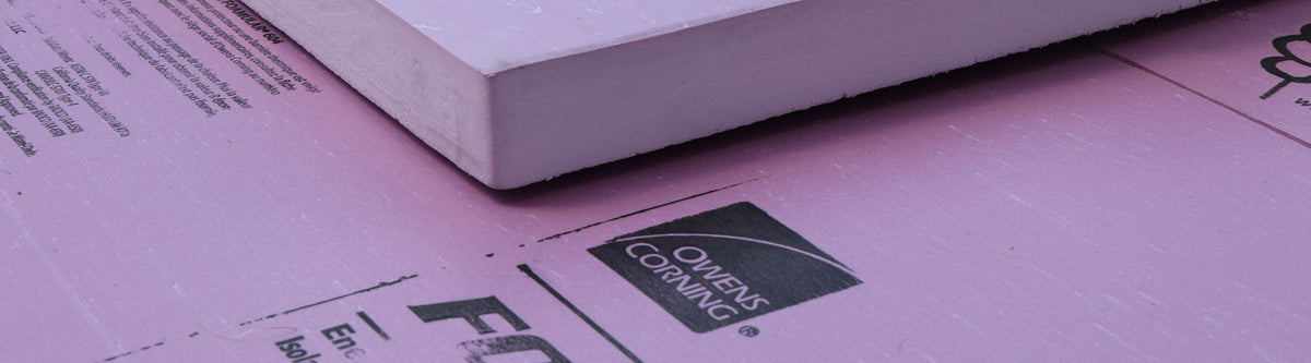 Panneau isolant rigide en polystyrène extrudé (XPS) haute densité, couleur rose, avec logo Owens Corning visible.
