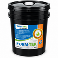 Seau noir de 18,9 L d'huile de coffrage FORM-TEK biodégradable, avec étiquette orange et verte.