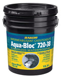 Seau noir de 18,9 L contenant de l'imperméabilisant caoutchouté Aqua-Bloc 720-38, avec étiquette informative en couleur.