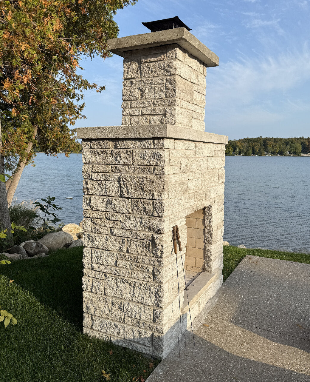 Pierre de béton architecturale grise de la collection Centra Stone, couleur Eclipse.