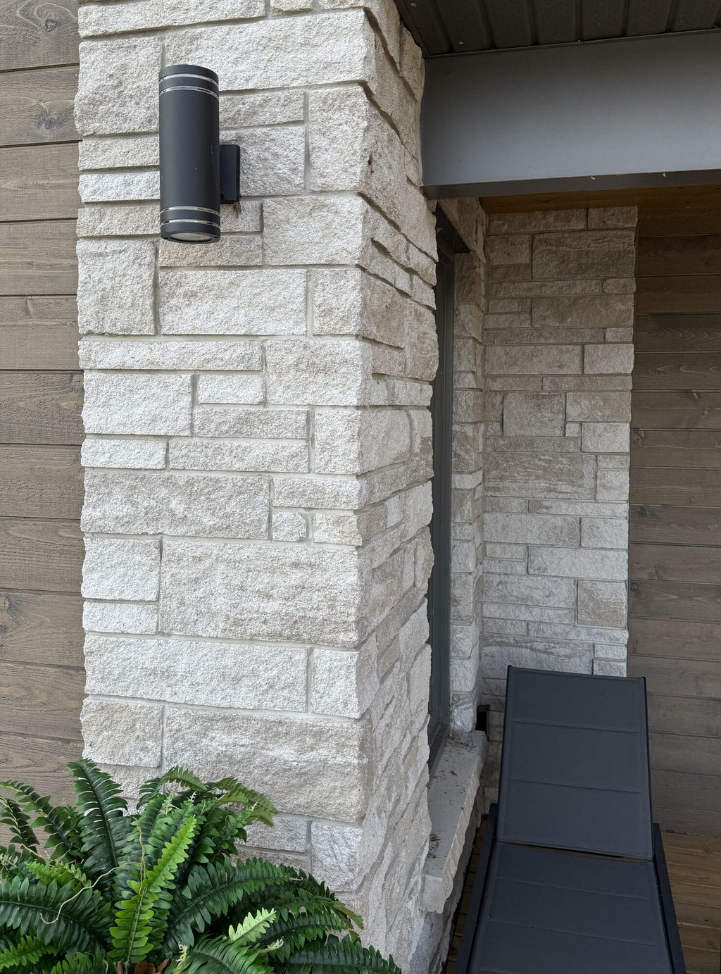 Pierre de béton architecturale grise de la collection Centra Stone, couleur Eclipse.