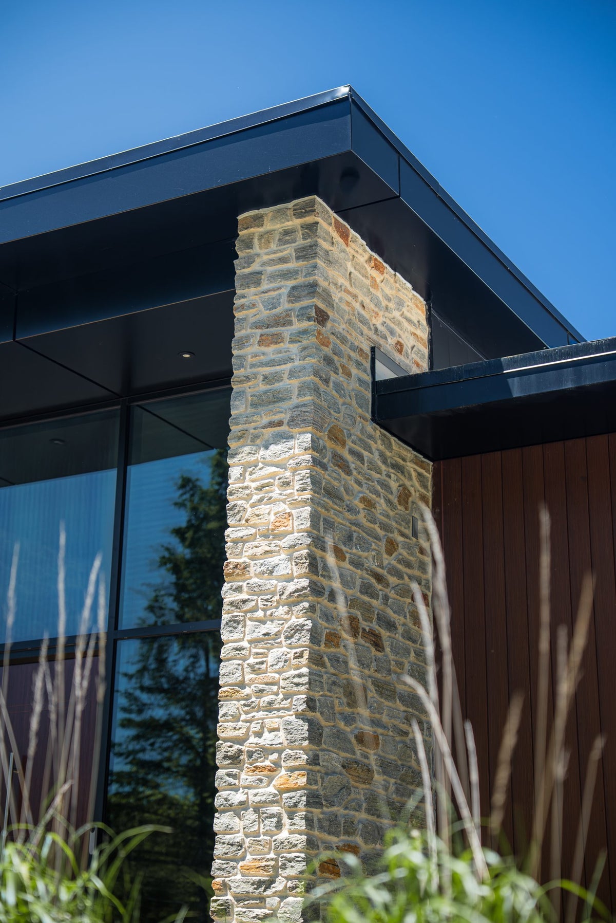 Colonne en pierre naturelle, conçue pour le revêtement extérieur et intérieur.